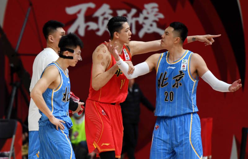 他不外是看似虔敬却又全无所闻安分守纪的人。